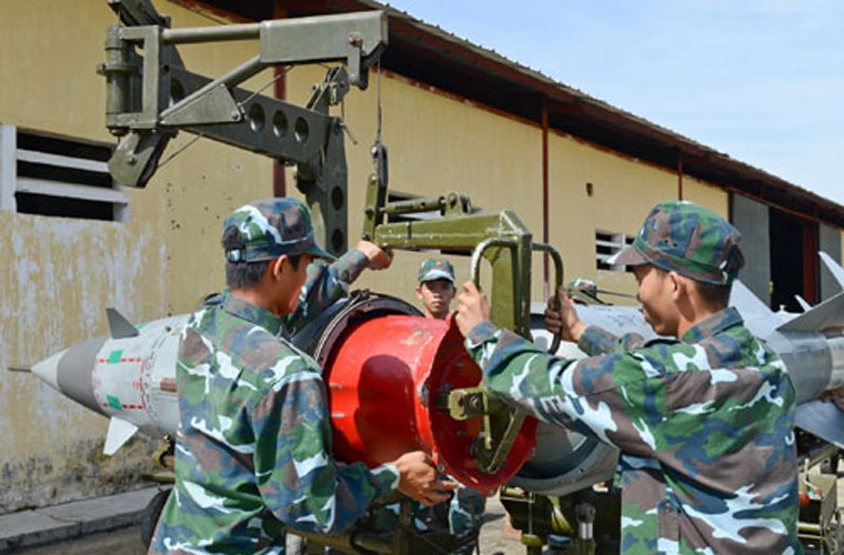 Bộ đội kĩ thuật Trung đoàn 274 (Sư đoàn 377) đang lắp ráp đầu đạn tên lửa phòng không S-75M3 (NATO định danh chung là SA-2). Hiện nay, cơ bản thì bộ đội phòng không Việt Nam đã làm chủ việc lắp ráp các loại đạn tên lửa đất đối không từ tầm thấp tới tầm cao.